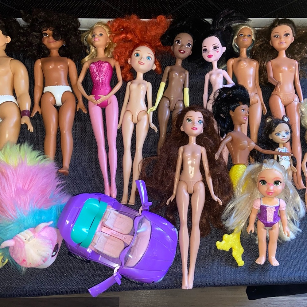 Mixed Kids Fashion Dolls Set in Various Skin Tones and Pink Accessories